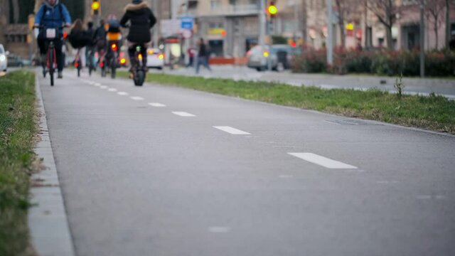 Video of traffic of cyclists on the bicycle lane in the city.