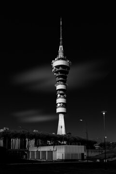 Torre tecnologica di trasmissione con antenne e parabole satellitari, bianco e nero