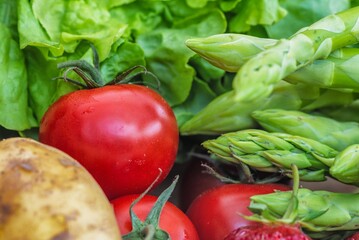 Tomate  und Spargel