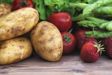 Frühkartoffel mit Erdbeeren