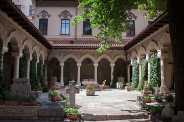 Fototapeta na wymiar Image of a courtyard in the city of Bucharest, Romania.
