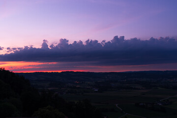 Fototapeta premium Sonnenuntergang im Eferdinger Becken mit Aschach an der Donau