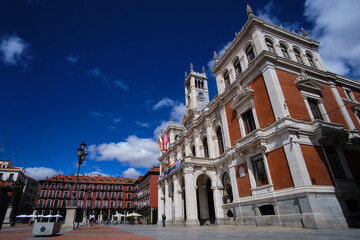Fototapeta premium Plaza Mayor de Valladolid bajo un cielo azul y nubes blancas