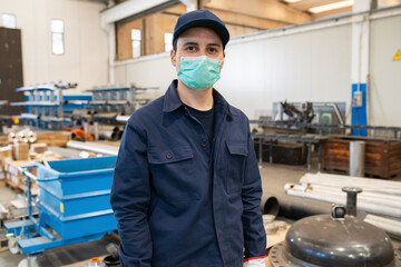 Fototapeta na wymiar Worker in a factory wearing a mask