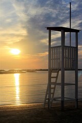 tramonto su torretta di salvataggio