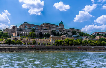 Naklejka premium A close up view of the Royal Palace on the west bank of the River Danube in Budapest during summertime