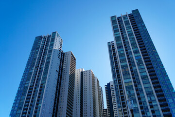 Fototapeta na wymiar そびえ立つ超高層のビル群　都会の摩天楼風景
