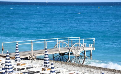 pontile originale con ruote per l'accesso al mare dalla spiaggia