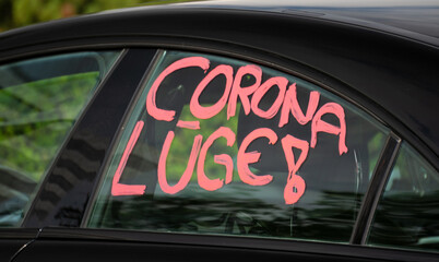 Demo in Berlin mit Auto Konvoi mit Deutschland Flaggen gegen Corona Covid-19