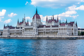 Obraz premium A view looking north of the Parliament building on the eastern shore of the River Danube in the summertime