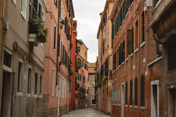 Fototapeta na wymiar empty alley in Venice, little movement of people, horizontal orientation