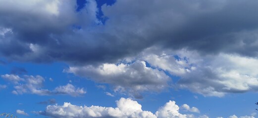 Wolkenbild Panorama mit Quellwolken an blauem Himmel