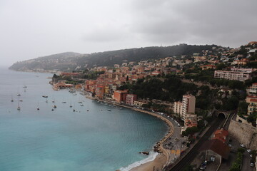 La baie de Nice sous les nuages, le long de la mer m&eacute;diterran&eacute;e, ville de Nice, D&eacute;partement des Alpes Maritimes, France 