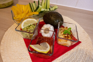 Flips, Humus, Salsa, Guarkamole