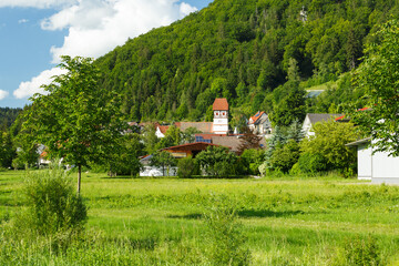 Gemeinde Nusplingen im Zollernalbkreis, Ausblick auf die alte Friedhofskirche St. Peter und Paul.