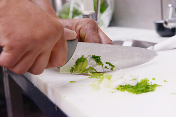 couper de la salade en morceau en gros plan