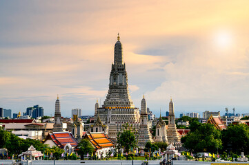 Naklejka premium Wat Arun Temple at sunset in bangkok Thailand. Wat Arun is a Buddhist temple in Bangkok Yai district of Bangkok, Thailand