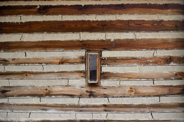 Okno małe lufcik w drewnianym domu