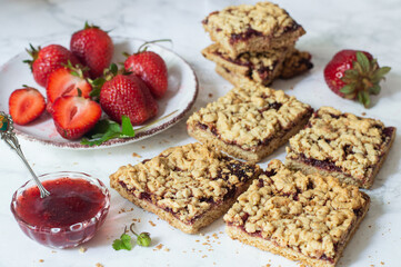 Strawberry shortbread, grated pie pieces