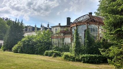 Fototapeta na wymiar dilapidated abandoned mansion house