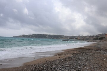 La plage de Menton, le long de la mer M&eacute;diterran&eacute;e sur la c&ocirc;te d'Azur, ville de Menton, d&eacute;partement des Alpes Maritimes, France