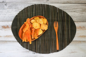 木製の皿に盛ったリンゴグラッセとメロングラッセ