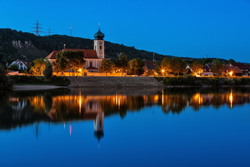 Fototapeta na wymiar Kirche an der Donau bei Regensburg zur blauen Stunde