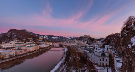 Fototapeta premium Blick auf Salzburg von der Humboldt Terasse bei Sonnenunternag
