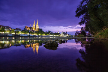 Fototapeta na wymiar Regensburg mit spiegelung bei Niedrigwasser zur blauen Stunde