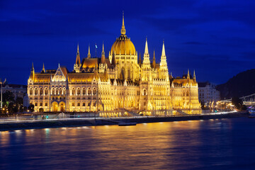 Fototapeta na wymiar Parlamentsgebäude Budapest Ungarn zur blauen Stunde 