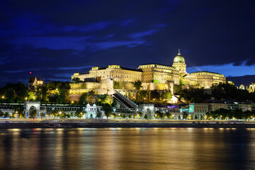 Royal Palace  in Budapest Ungarn, zur blauen Stunde