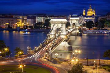  Kettenbrücke in Budapest Ungarn, zur blauen Stunde