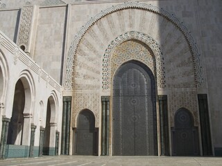 Obraz premium Exterior facade with ornamented doors of the Hassan II Mosque, Casablanca, Morocco