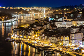 Fototapeta na wymiar Porto, Bllick auf Ponte Dom Luís I zur blauen Stunde