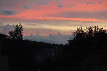 zachód  słońca  na  niebie  po  burzy  nad  miastem