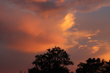 zach&oacute;d  słońca  nad  miastem  i  wielkie  chmury