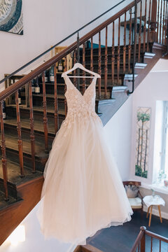 Hochzeit - Weißes Brautkleid Kleid im Treppenhaus der Villa an Holzgeländer - Getting Ready