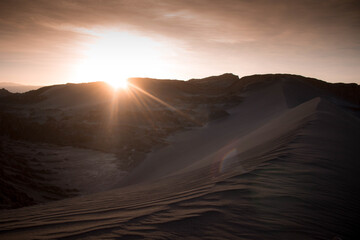 Por do sol nas dunas do deserto do Atacama no Chile. 