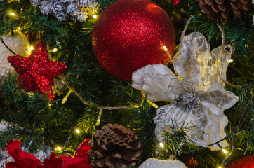 Fototapeta na wymiar christmas tree decorations - Enfeites de Natal de Gramado - RS