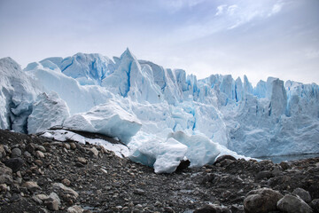 Glacial na Argentina. Contraste das rochas e do gelo 