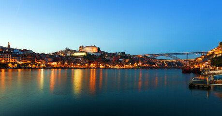 Fototapeta na wymiar night view of porto, portugal