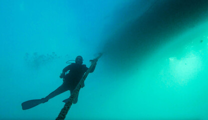 Mergulhador descendo em corda no Mar Vermelho no Egito 