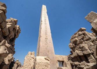 Obelisco no templo Karnak em Luxor no Egito 