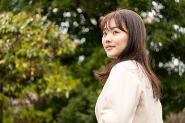 スーツ姿の女性