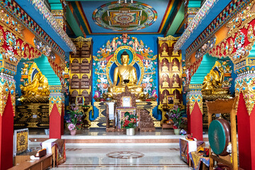 Fototapeta na wymiar Templo Budista na India, cores e estátua de douráda