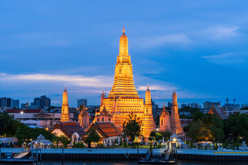 Naklejka premium Twilight view of Wat Arun Ratchawararam temple. Beautiful sunset at Chao Phraya river, landmark thailand tourist spot, Bangkok, Thailand