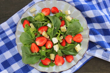 Spinach salad with strawberries,goat's cheese and nut