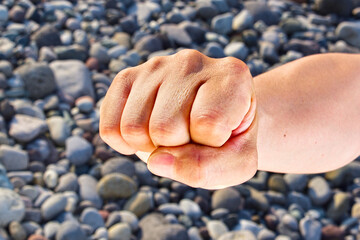 夕暮れの海岸の握りこぶしイメージ