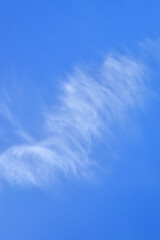 流れる薄雲と青空の抽象イメージ 03