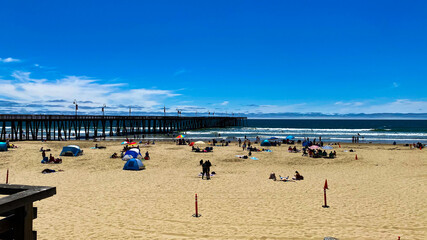 Fototapeta premium People on a beach in california
